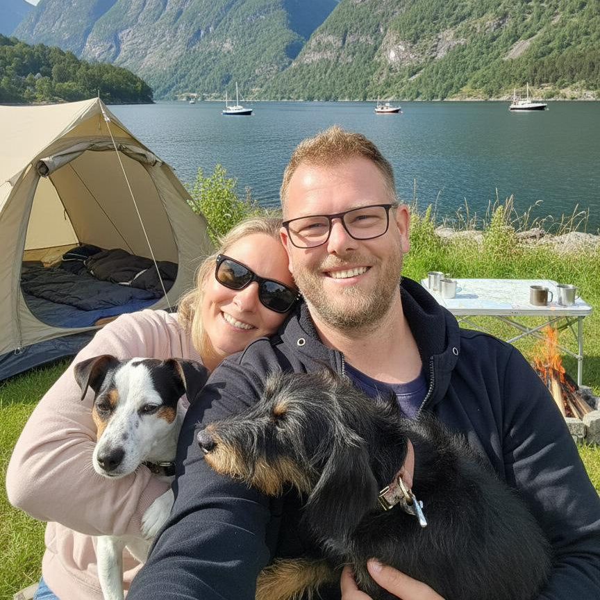 Camping mit Hund und Camper